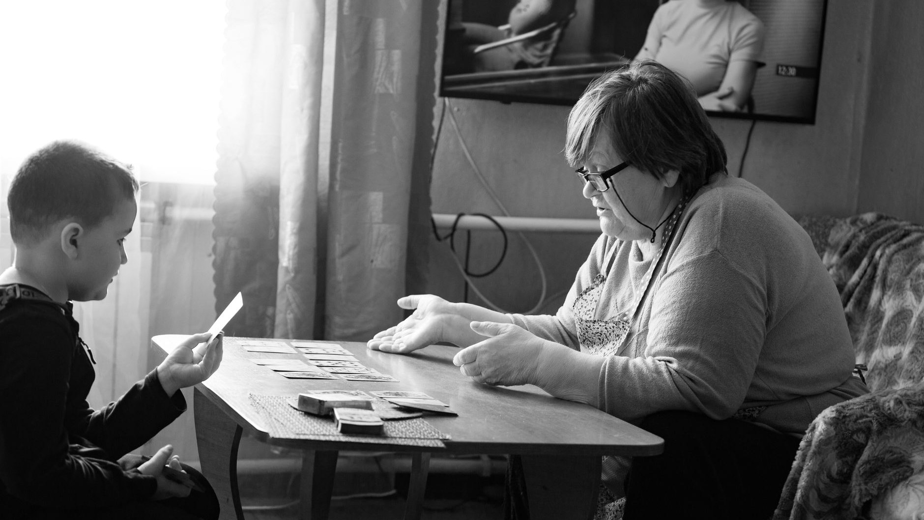 Телевизор работает, а интересное происходит за столом