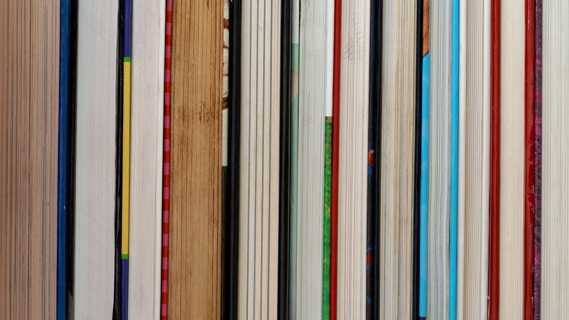 Стопка детских книг на письменном столе — список для начала школьного пути