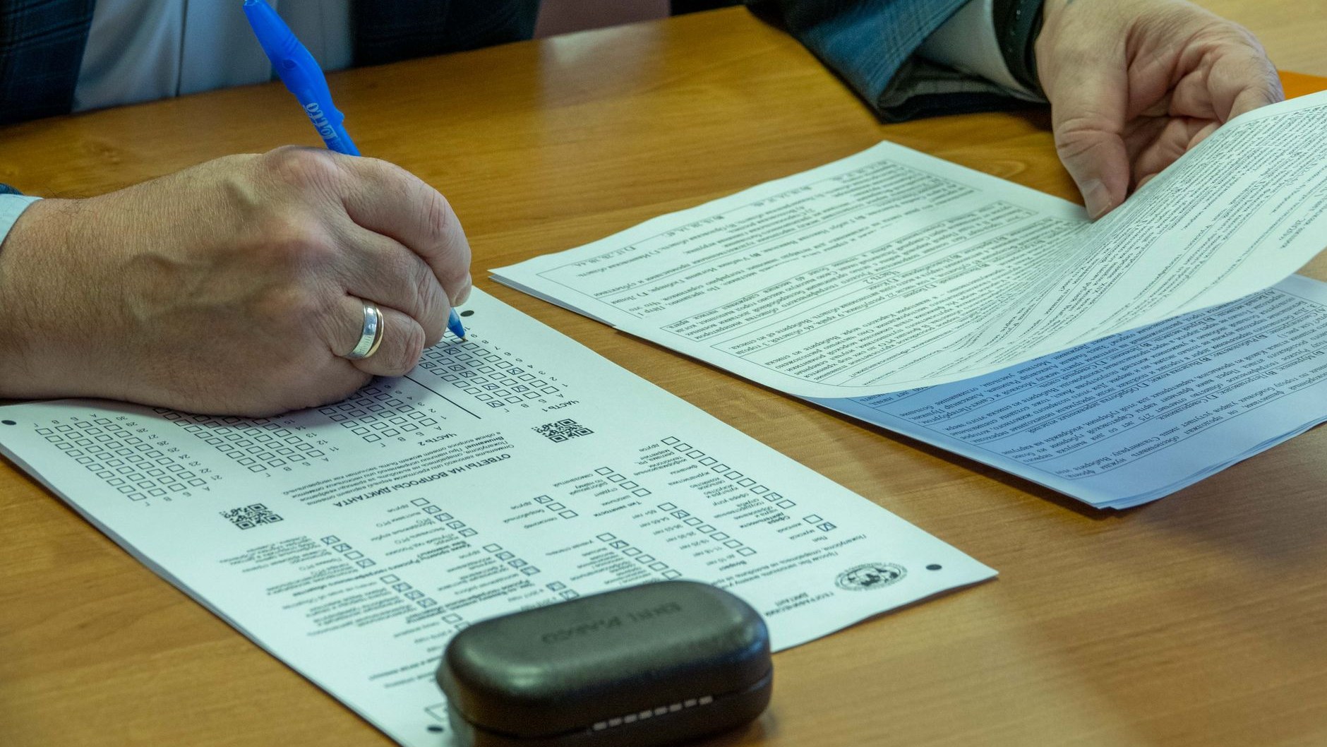 Когда разговор с учителем ни к чему не привёл, спор продолжается на бумаге: заявление директору пишут ручкой в двух экземплярах