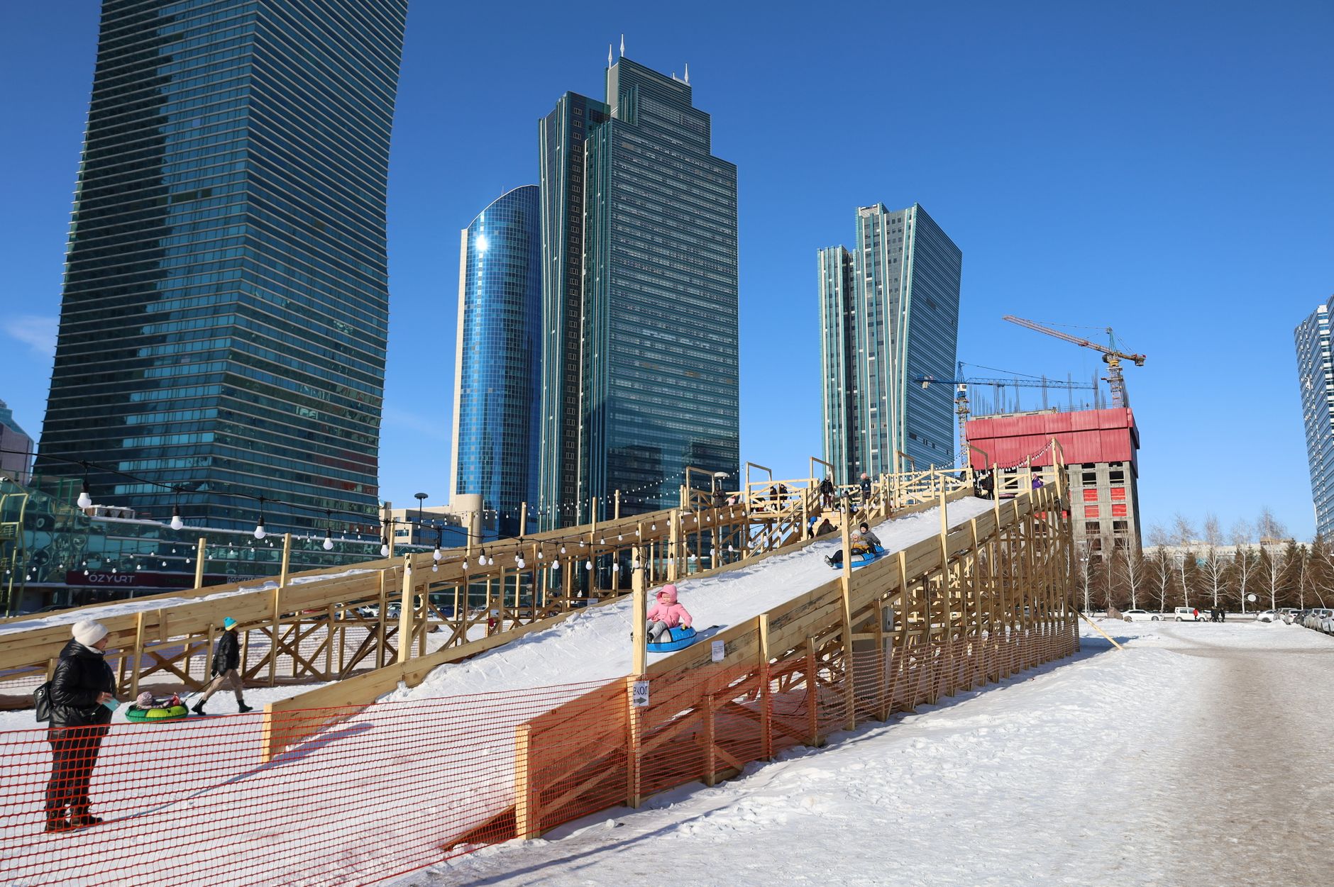 Городская горка для тюбинга: зимой такие ставят в парках и на площадях