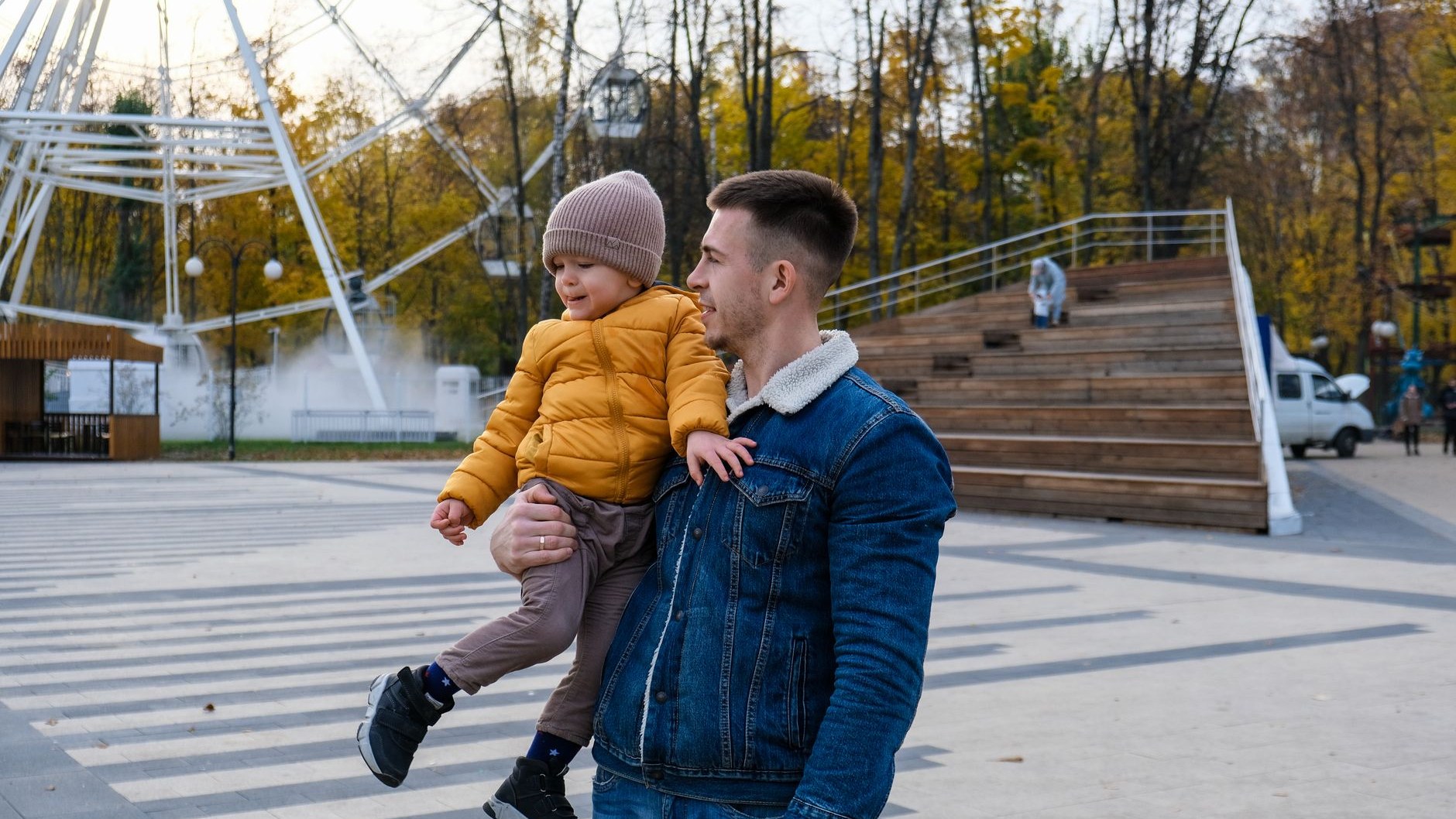 Папа и ребёнок идут домой из школы