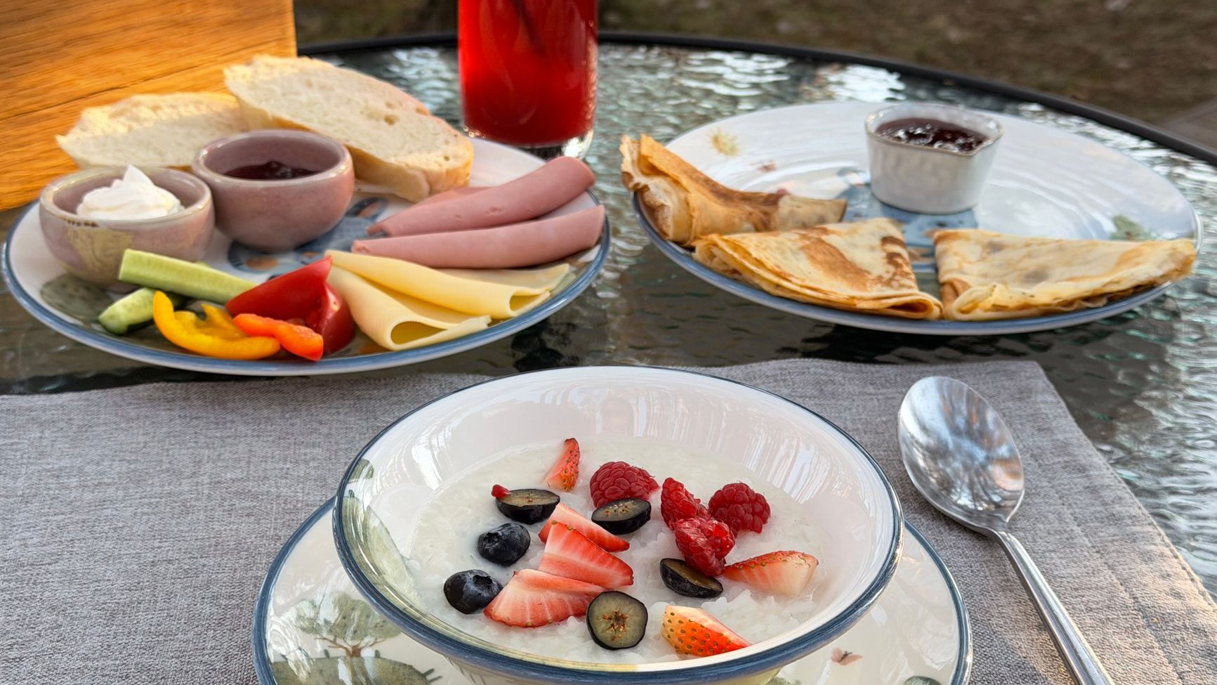 Несколько мисочек с разными завтраками на светлом кухонном столе