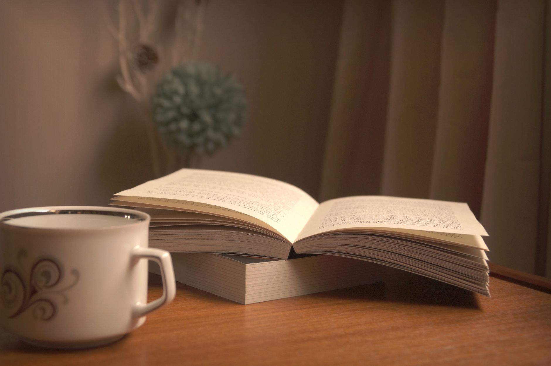 Кружка и раскрытая книжка на столе: вечер, в котором всё вернулось на место