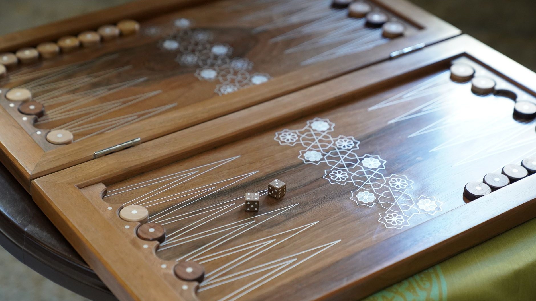 Самодельная настольная игра из картона с дорожкой, карточками и фишками
