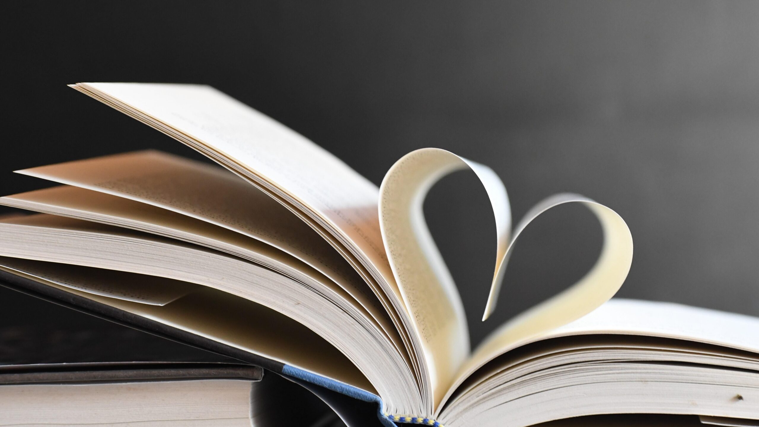 Раскрытая книга с загнутыми страницами