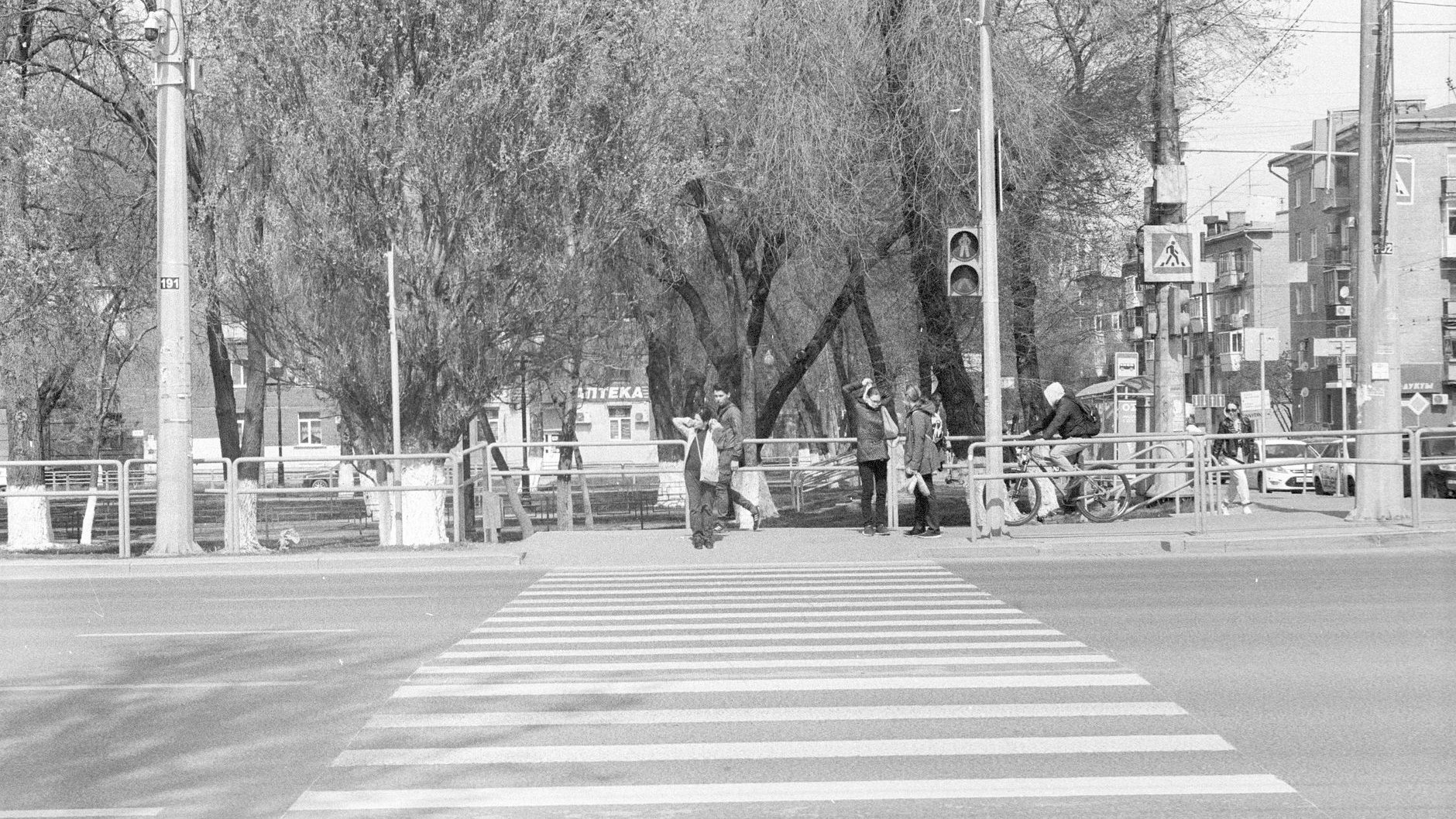Пешеходный переход и светофор на городской улице