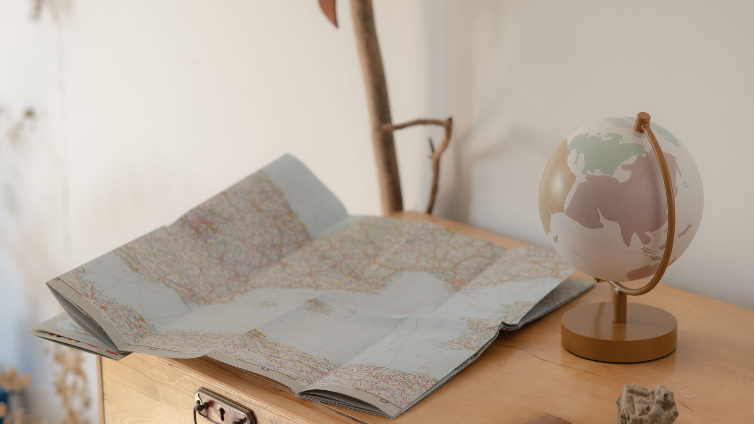 Карта и глобус на столе