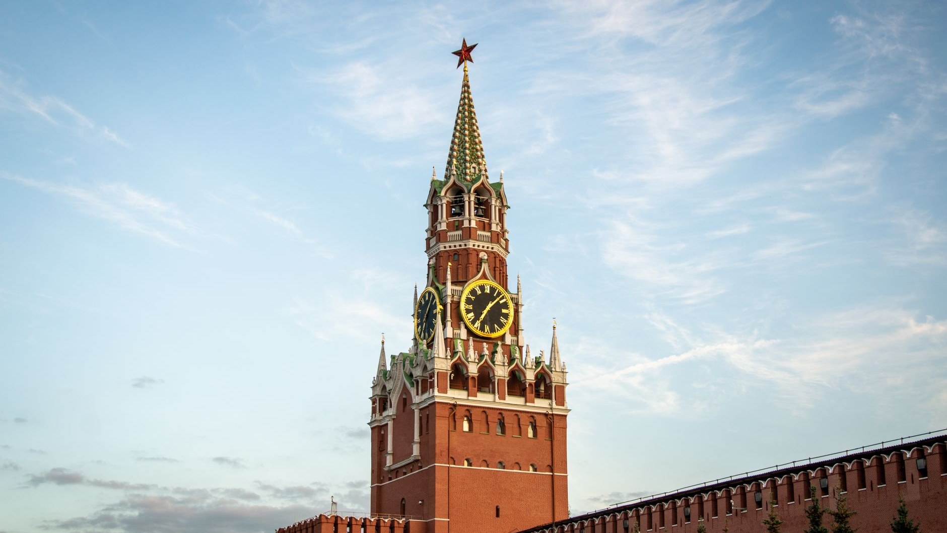 Спасская башня Московского Кремля с часами и звездой
