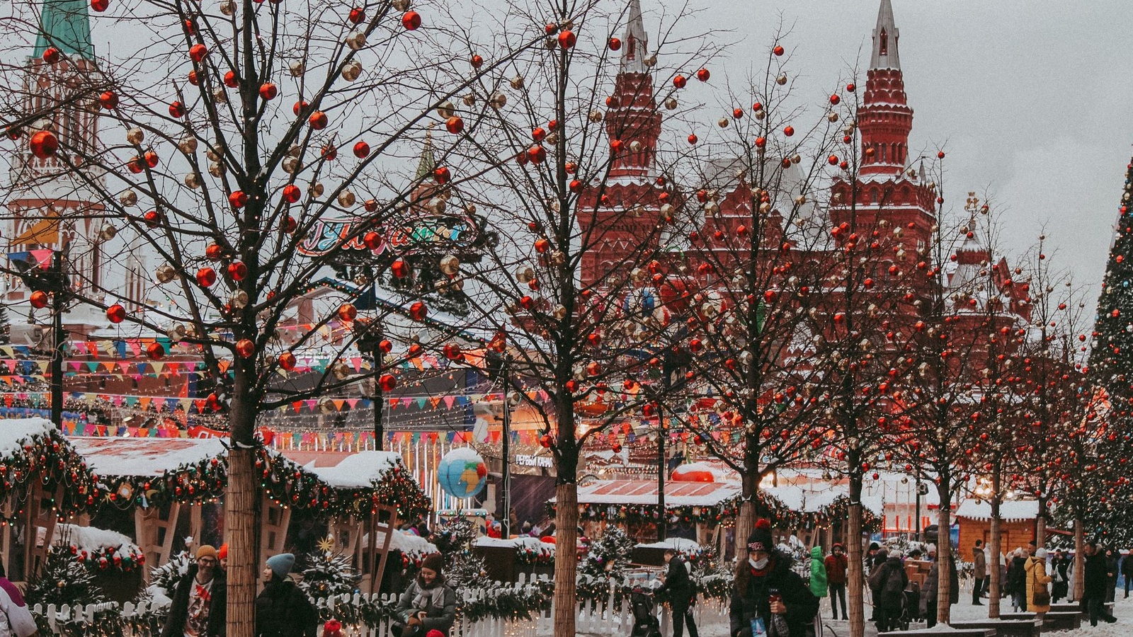 Зимняя ярмарка у Кремля в Москве
