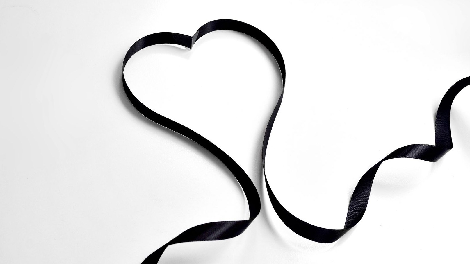 Чёрная декоративная лента на белой поверхности