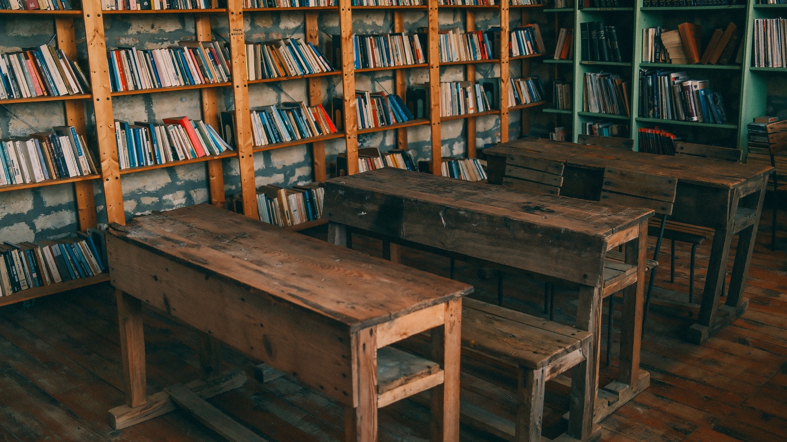 Деревянные парты и книги в пустом классе