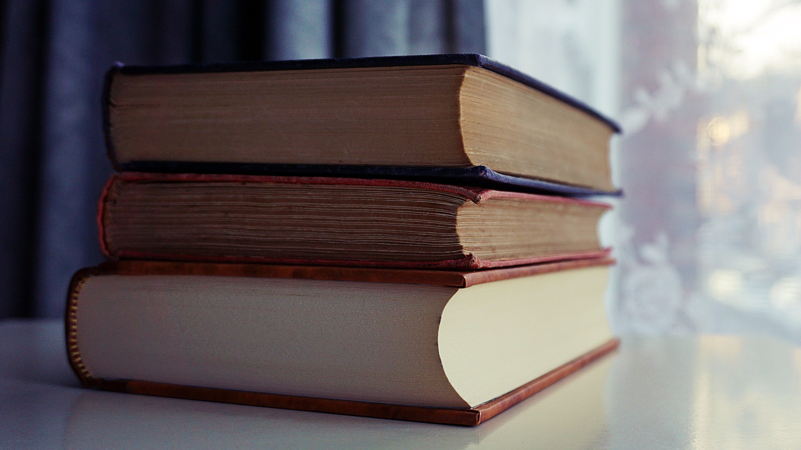 Стопка книг у окна
