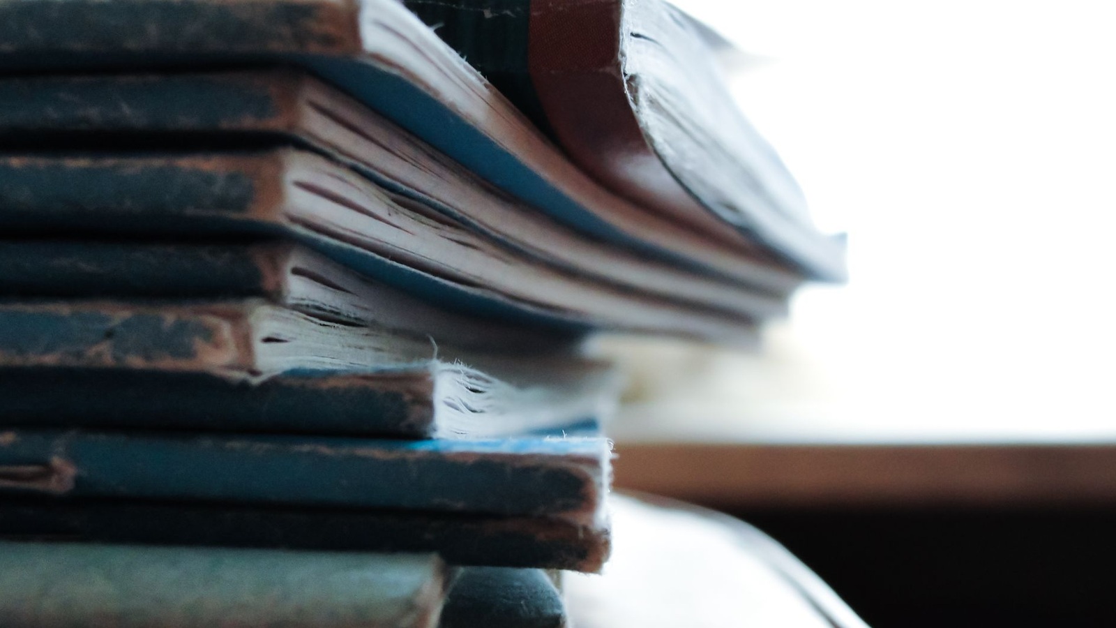 Стопка старых книг или тетрадей